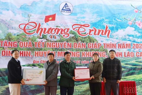 Phó Chủ tịch UBND tỉnh Giàng Thị Dung thăm, chúc tết tại xã Dìn Chin