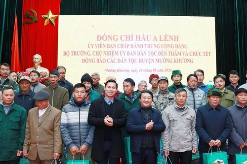 Bộ trưởng, Chủ nhiệm Ủy ban Dân tộc Hầu A Lềnh tặng quà tết tại huyện Mường Khương