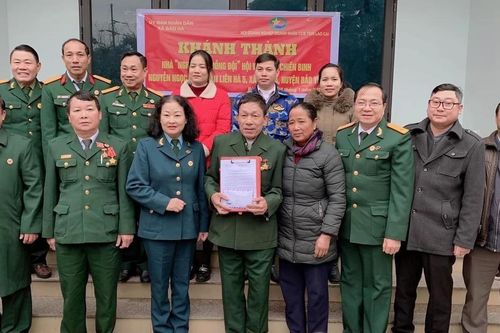 Bàn giao nhà 'Nghĩa tình đồng đội' tại xã Bảo Hà