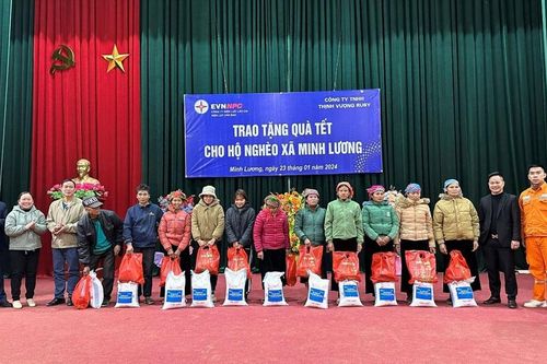Điện lực Văn Bàn tặng quà người nghèo tại xã Minh Lương