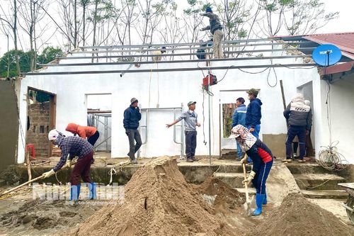 Hỗ trợ sửa nhà cho gia đình có hoàn cảnh đặc biệt khó khăn tại xã Quảng Lạc