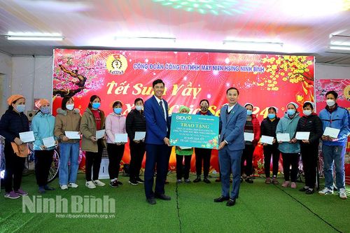 Trao 135 suất quà cho người lao động có hoàn cảnh khó khăn nhân dịp Tết