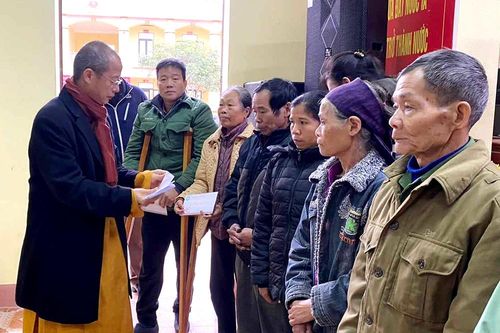 Tặng quà 'Tết nhân ái Xuân Giáp Thìn 2024'