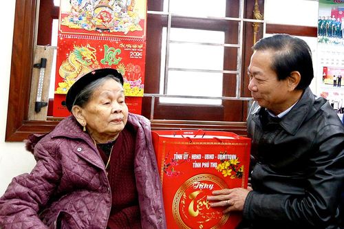 Chủ nhiệm Ủy ban Kiểm tra Tỉnh ủy Đinh Công Thực trao quà Tết tại huyện Lâm Thao