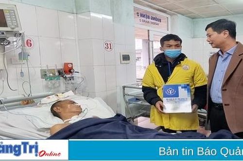 Thăm, tặng quà cho bệnh nhân tham gia bảo hiểm y tế có hoàn cảnh khó khăn