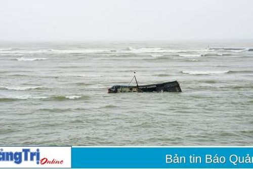 Tìm phương án cứu hộ tàu cá của ngư dân bị mắc cạn tại Cửa Tùng
