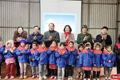 Đoàn Đại biểu Quốc hội tỉnh tặng áo ấm cho học sinh vùng cao