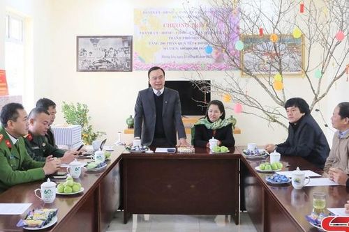 Đồng chí Bí thư Thành ủy thăm, tặng quà tại huyện Sốp Cộp