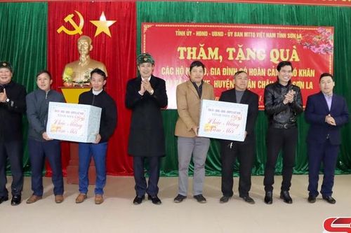 Các đồng chí lãnh đạo tỉnh kiểm tra tình hình và tặng quà tại huyện Thuận Châu