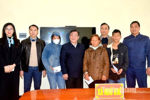 Trao tặng 15 suất quà cho người khuyết tật và trẻ mồ côi