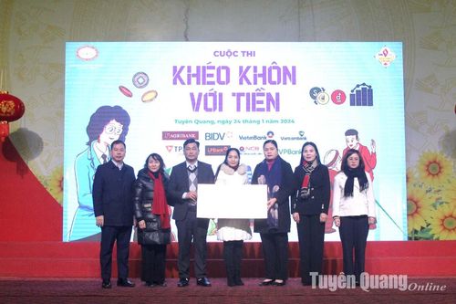 Đoàn đại biểu Quốc hội tỉnh trao tặng 1.000 cuốn sách và 5 bộ máy tính cho trường THCS Lê Quý Đôn