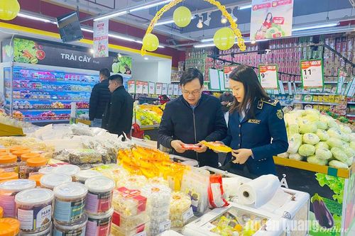 Kiểm tra hàng hóa phục vụ Tết Nguyên đán Giáp Thìn 2024