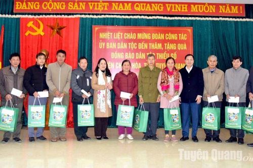 Đồng chí Thứ trưởng, Phó Chủ nhiệm Ủy ban Dân tộc thăm và tặng quà Tết đồng bào dân tộc thiếu số huyện Na Hang, Chiêm Hóa