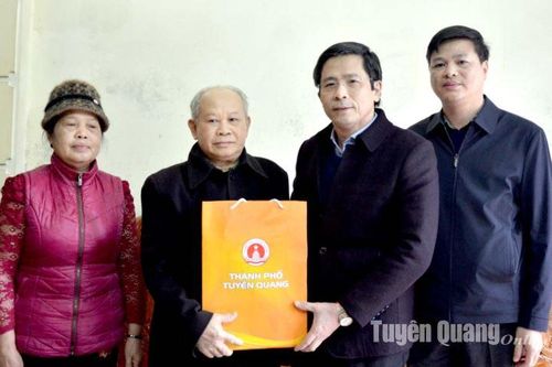 Đồng chí Bí thư Thành ủy Tạ Đức Tuyên tặng quà người có công tiêu biểu tại phường Phan Thiết