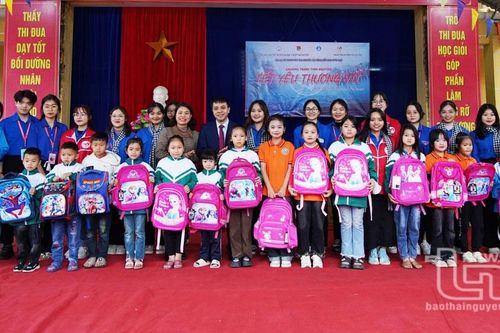 Nhiều hoạt động ý nghĩa trong chương trình tình nguyện 'Tết yêu thương'