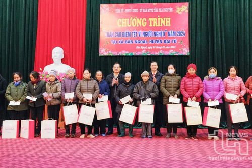 Đồng chí Phó Bí thư Thường trực Tỉnh ủy tặng quà Tết tại xã Bản Ngoại