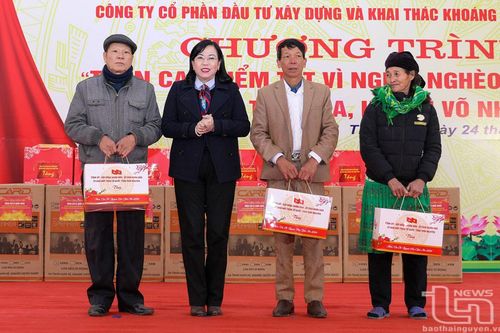 Đồng chí Bí thư Tỉnh ủy và Tổng Biên tập Báo Nhân Dân tham dự Tết vì người nghèo tại xã Thần Sa