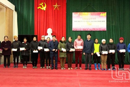 Tặng quà hộ nghèo, cận nghèo ở xã Văn Yên