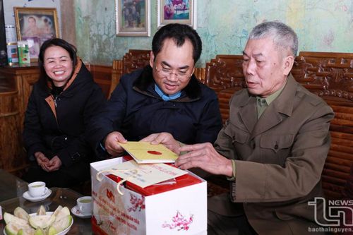 Đồng chí Chủ tịch UBND tỉnh tặng quà và chúc Tết tại huyện Đồng Hỷ