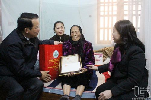 Lãnh đạo tỉnh và TP. Thái Nguyên tặng quà người có công, hộ nghèo