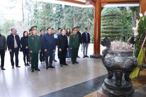 Đoàn đại biểu tỉnh Thái Nguyên dâng hương tại Khu di tích Ngã ba Đồng Lộc