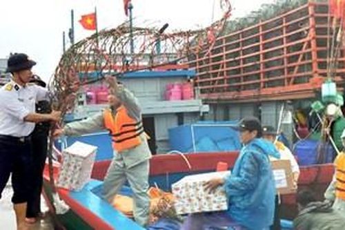 Chào cờ trên đảo Lý Sơn
