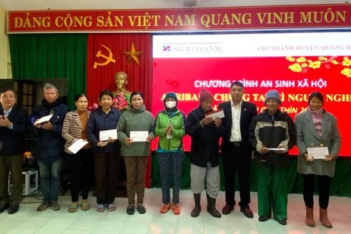 Tiếp nhận quà tặng từ chương trình Agribank chung tay vì người nghèo