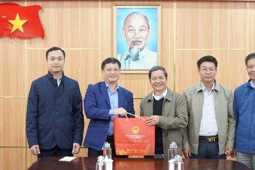 Phó Chủ tịch Thường trực UBND tỉnh Nguyễn Thanh Bình chúc tết tại huyện Phong Điền