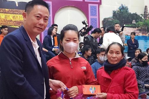 Sacombank trao 100 suất quà cho các hoàn cảnh khó khăn