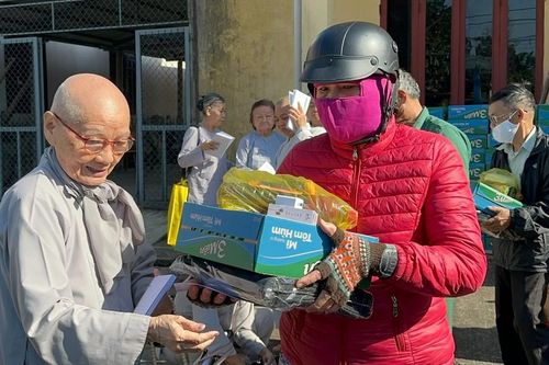 Chùa Vạn Thiện và Pháp Võ (TP.HCM) tặng xe cấp cứu, trao quà Tết tại các tỉnh miền Trung