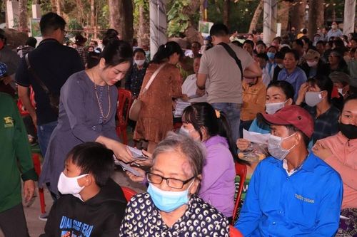 Chùa Thanh Long 2 (TX.Phú Mỹ) tặng 500 phần quà Tết đến công nhân, người nghèo tại địa phương