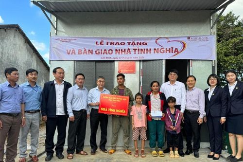 Trao nhà tình nghĩa, máy tính, quà cho gia đình chính sách