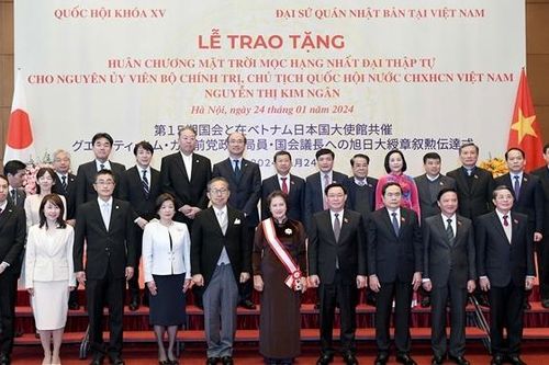 Chủ tịch Quốc hội Vương Đình Huệ dự Lễ trao Huân chương Mặt trời mọc Đại thập tự tặng nguyên Chủ tịch Quốc hội Nguyễn Thị Kim Ngân