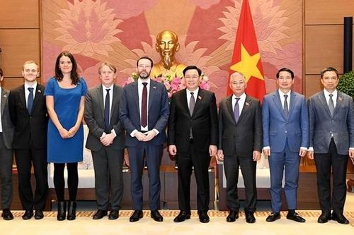 Chủ tịch Quốc hội Vương Đình Huệ tiếp Đại sứ Anh tại Việt Nam
