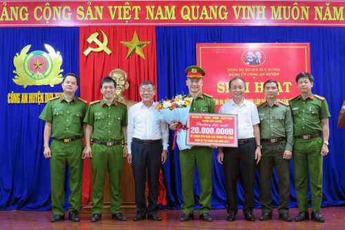 Khen thưởng lực lượng phá chuyên án, bắt nhanh 2 kẻ cướp ngân hàng
