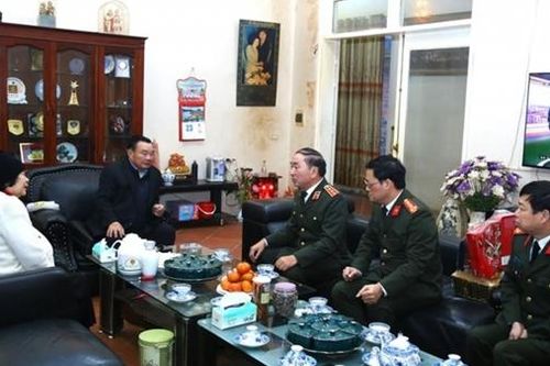 Thứ trưởng Trần Quốc Tỏ thăm hỏi, chúc Tết gia đình các đồng chí nguyên lãnh đạo Bộ Công an