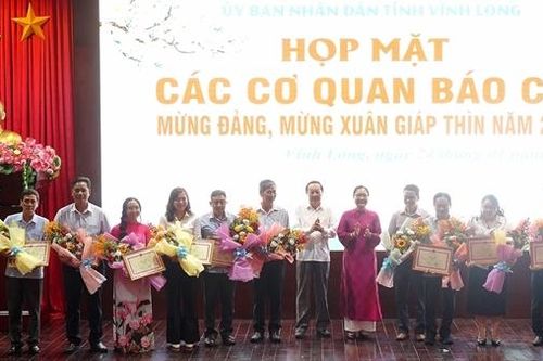 PV Báo CAND được Chủ tịch UBND tỉnh Vĩnh Long tặng Bằng khen
