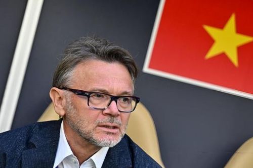HLV Troussier cáu gắt vì bị chỉ trích