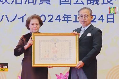 Lễ trao huân chương của Nhật Bản cho nguyên Chủ tịch Quốc hội