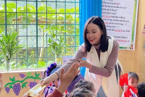 Á hậu Đào Hiền tự tay vẽ tranh tặng trẻ em vùng cao