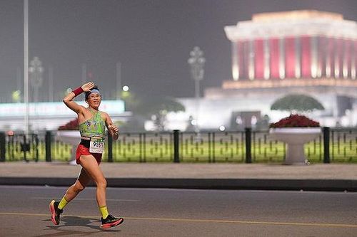 Nữ runner hoàn thành thử thách chạy 153km quanh hồ Tây