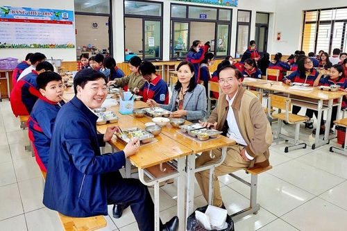 Ấm áp lời dặn dò học sinh chống rét của thầy giáo hiệu trưởng khiến cộng đồng mạng xúc động
