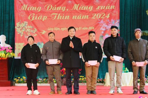 Phó Chủ tịch UBND tỉnh Trịnh Trường Huy tặng quà Tết tại huyện Trùng Khánh