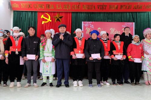 Phó Bí thư Thường trực Tỉnh ủy, Chủ tịch HĐND tỉnh Triệu Đình Lê thăm, chúc Tết tại huyện Nguyên Bình