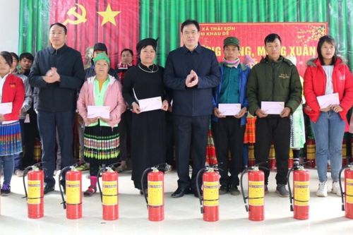 Đoàn công tác của tỉnh tặng quà, chúc Tết tại huyện Bảo Lâm