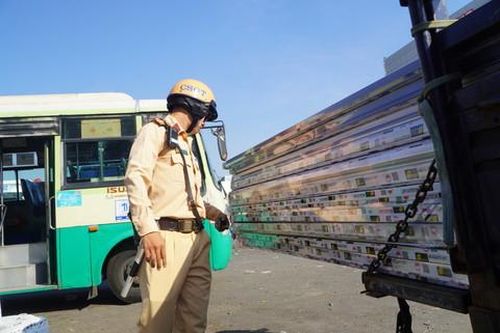CSGT ra quân xử lý 'xe mù, xe mờ' quanh chợ đầu mối nông sản Thủ Đức