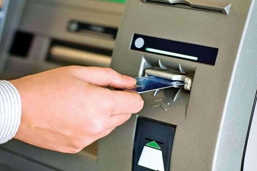 Cách tiết kiệm phí rút tiền tại ATM