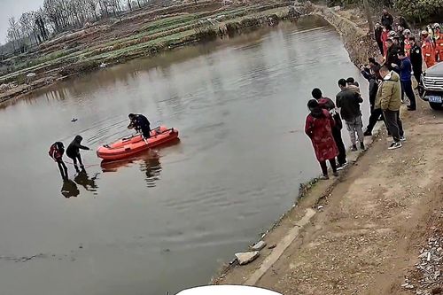 Giải cứu hai vợ chồng mắc kẹt trên nóc ô tô nằm giữa ao