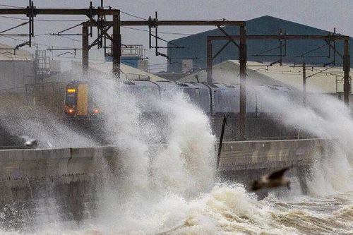 Bão Jocelyn với sức gió 130km/h tấn công nước Anh và Ireland