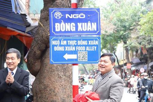 Ngõ Đồng Xuân được gắn biển tuyến phố an toàn thực phẩm có kiểm soát văn minh thương mại